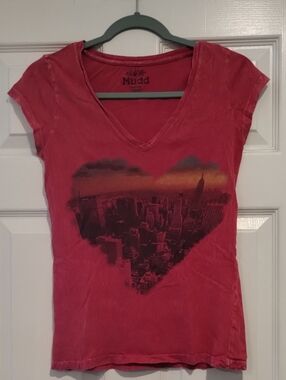 Y2K Mudd V-Neck Short Sleeve Graphic Tee with City Heart.    (200)